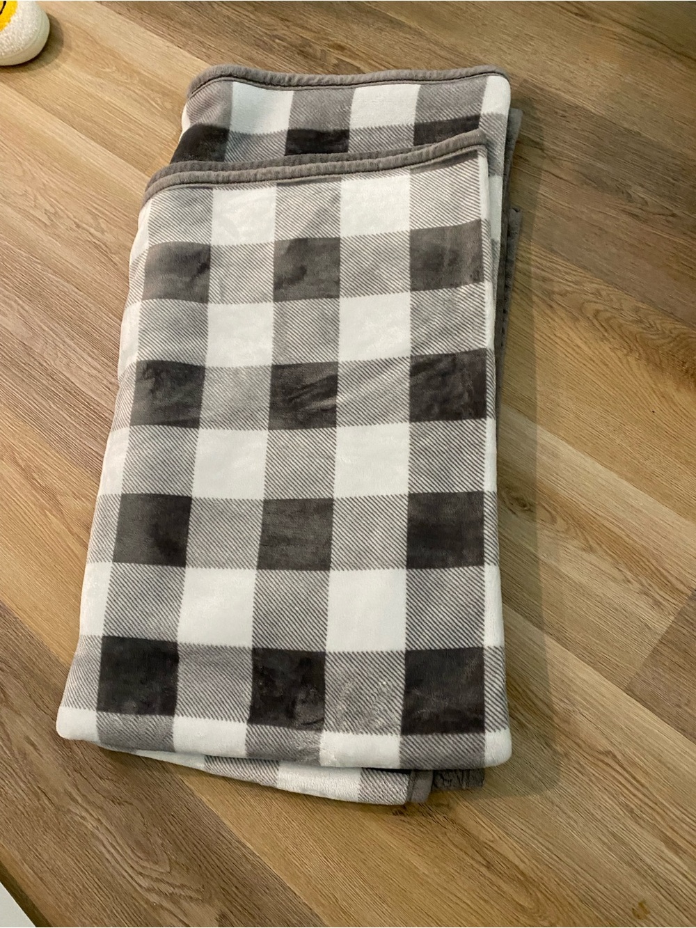Plush Gray & White Buffalo Check Throw Blanket - Soft Cozy Layer